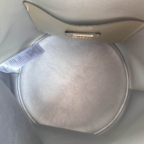 Carpisa Women's smooth Leather Medium Bucket Shoulder Bag - Picture 9 of 12